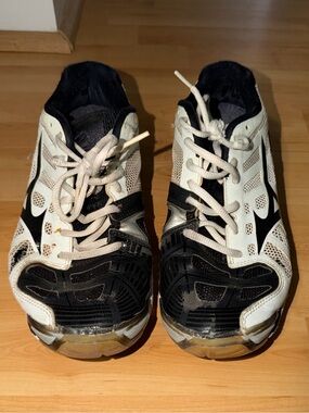 Womens Black and White Athletic Shoes - Lightweight Lace-Up